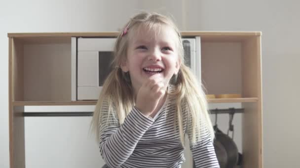 Divertida niña muestra en sus dedos que ella es 4 años de edad — Vídeo de stock