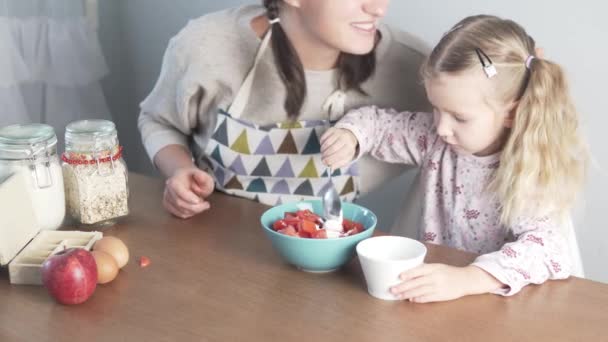 Moeder en dochtertje koken groentesalade thuis — Stockvideo