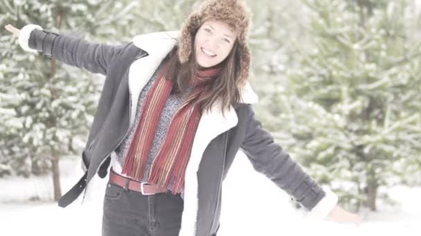 Šťastná žena si užívá sníh v zimě na procházce — Stock video