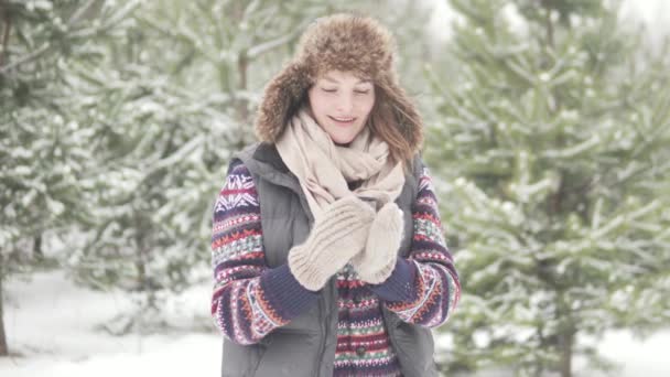 Mooie vrouw drinkt warme thee uit een thermoskan in de winter — Stockvideo