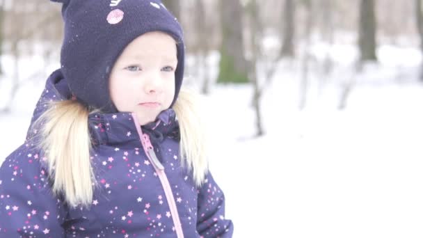 Крупный план маленького ребенка на зимней прогулке — стоковое видео