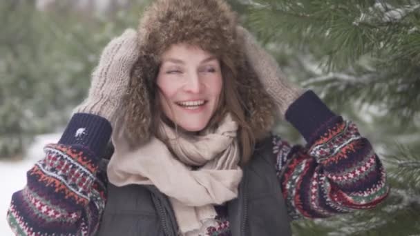 Een close-up. Een sneeuw vliegt op een mooie vrouw — Stockvideo