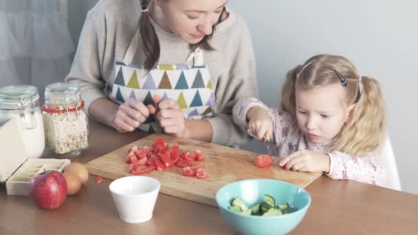 Mom teaches to cook a little daughter — Stock Video