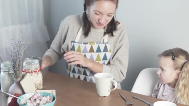 Mamma och dotter gör en omelett. — Stockvideo