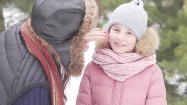 Mamma spalma figlie viso con crema durante la passeggiata — Video Stock