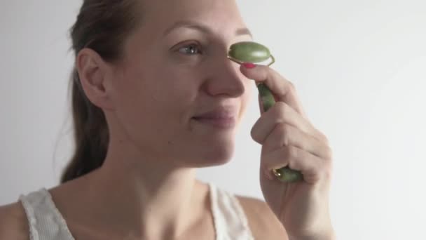 Frau glättet Augenbrauenfalten mit einem speziellen — Stockvideo