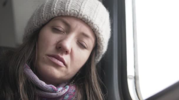 女が電車の中で寝てる. — ストック動画