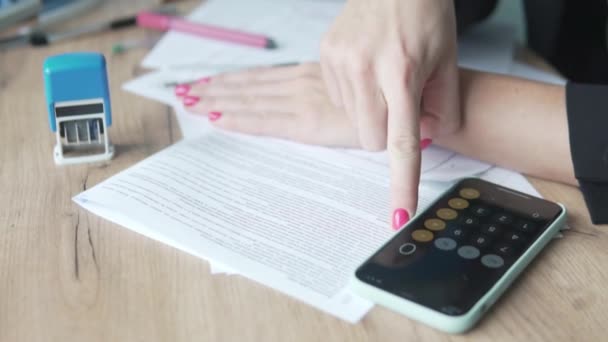 Una mujer estudia un contrato en el trabajo . — Vídeo de stock