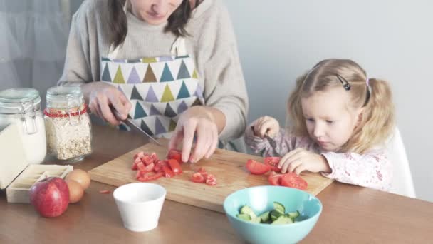 Mom and cute little daughter cut tomatoes — Αρχείο Βίντεο