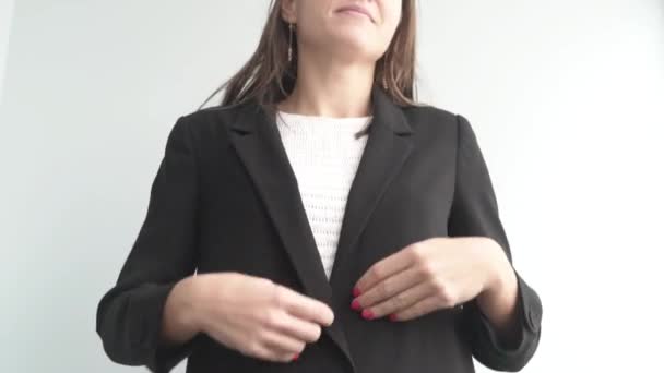 Een vrouw kruist haar armen op haar borst — Stockvideo