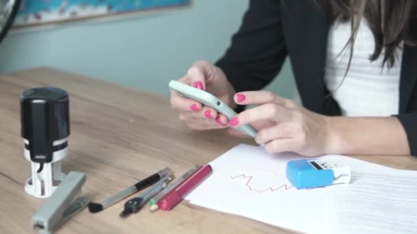 Žena píše v práci. — Stock video