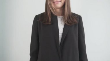İş kadını Çinli meslektaşlarını elleri bağlı karşılıyor.