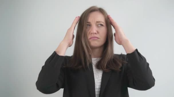 Mujer de negocios con dolor de cabeza frota los dedos del templo — Vídeo de stock