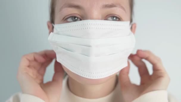 Больная женщина носит медицинскую маску, чтобы защитить других от коронавируса — стоковое видео
