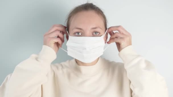 A woman wears a medical mask on her face — Stock Video