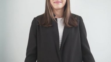 İş kadını Çinli meslektaşlarını elleri bağlı karşılıyor.