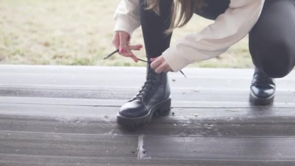 여자가 신발 끈을 매고. 클로즈업 — 비디오