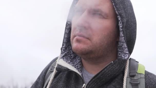 Dude in a Hood rookt een sigaret — Stockvideo