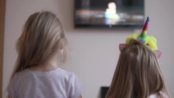 Meninas assistir desenhos animados na TV — Vídeo de Stock