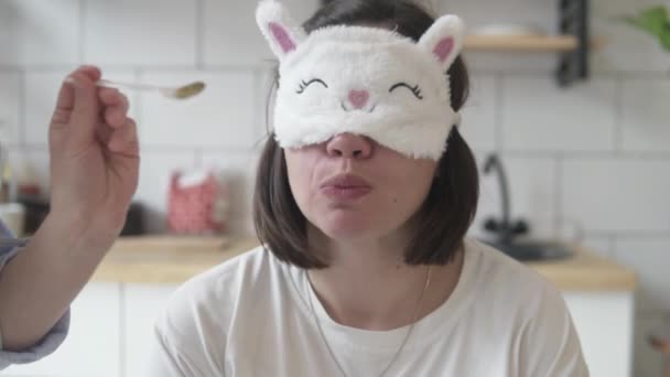 A blindfolded woman guesses the taste of childrens puree — Stock Video