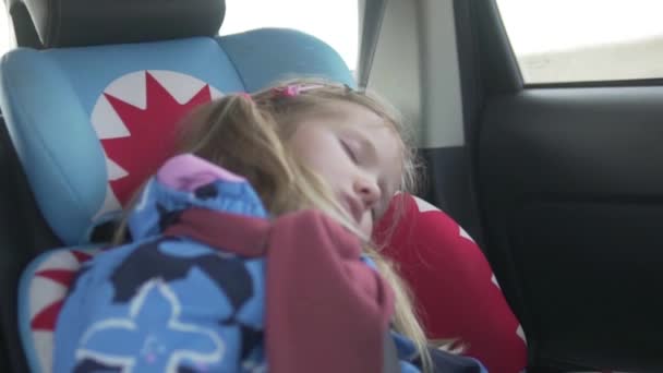 Mała dziewczynka śpi w jadącym samochodzie. — Wideo stockowe