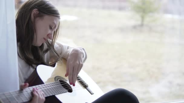 Smutna kobieta gra na gitarze. — Wideo stockowe