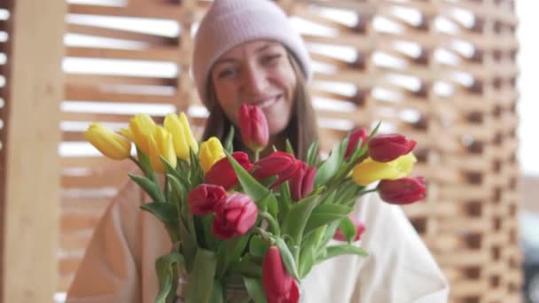 A beautiful woman with a large bouquet of tulips — Stock Video