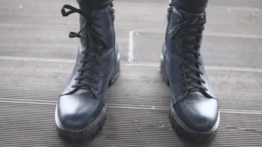 Asker botu giymiş kadınların bacakları bir uçtan diğer uca yuvarlanır.