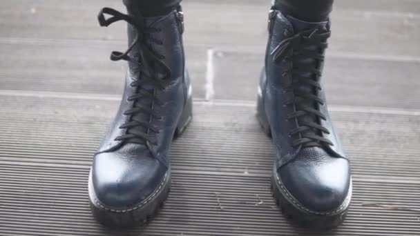 Vrouwen benen in leger laarzen rollen van voet naar voet — Stockvideo