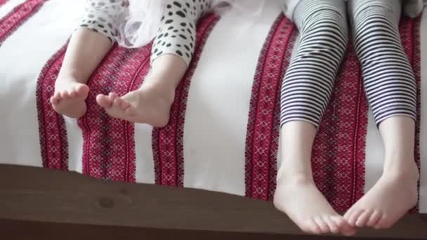 Un primo piano di piedi per bambini sul divano — Video Stock