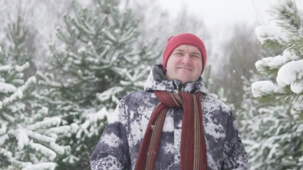 Um homem gordo está em uma floresta nevada — Vídeo de Stock