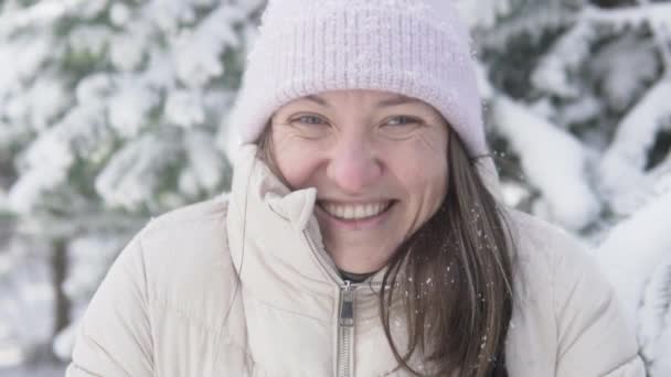 Крупный план женщины в снежном зимнем лесу . — стоковое видео