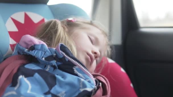 Bebek arabada bir araba koltuğunda uyuyor. — Stok video