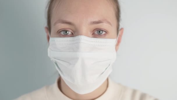 Een vrouw met een beschermend medisch masker met een virus — Stockvideo