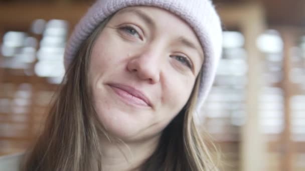 Close-up de mulher sorridente em chapéu na caminhada — Vídeo de Stock