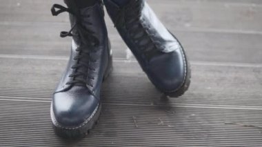 Tepeden tırnağa bir kadının yakın çekimi.