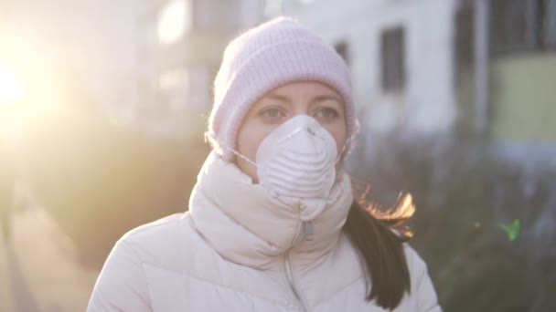 Eine maskierte Frau hustet auf der Straße. — Stockvideo