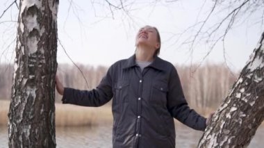 Güzel bir kadın karantinadan sonra dışarı çıktı ve ormanda tek başına yürüdü.