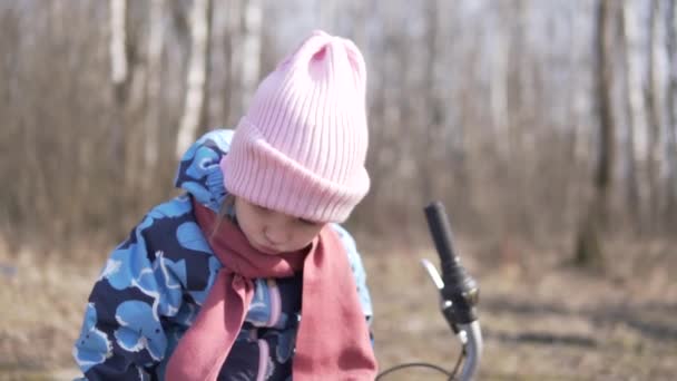 Маленька дівчинка на прогулянці в лісі під час карантину — стокове відео