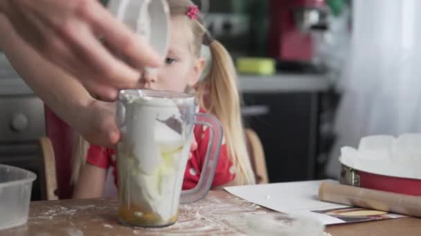 Femme twists mélange de groseille à maquereau avec de la pâte — Video