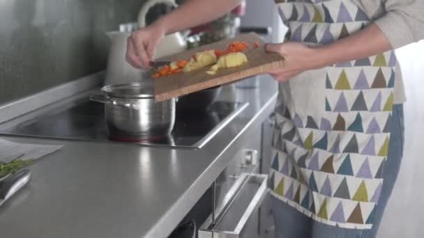 Matlagning Vegansk soppa hemma — Stockvideo