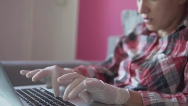 A woman works from home during the coronavirus pandemic in Russia — Stock Video