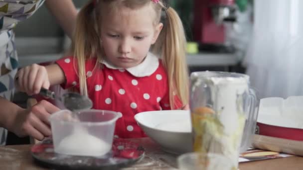 Concept daughter and mother prepare cake — Stock Video