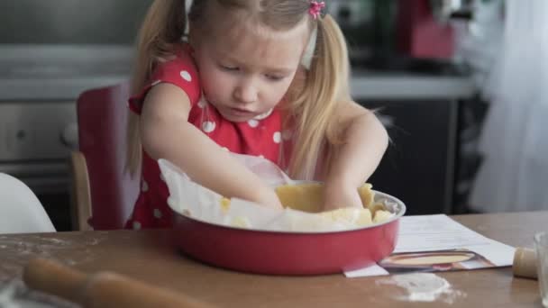 Mamma och dotter gör tårta. — Stockvideo