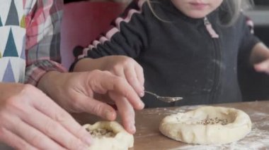 Anne ve kızı mutfakta ekmek yapıyor..