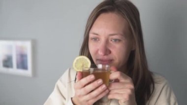 Kadınlar limonlu sıcak çay içer. 