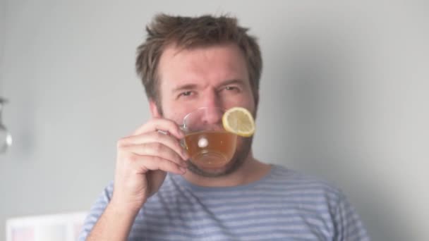 A man drinks tea with lemon — Stock Video