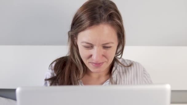 Concept Woman trabaja en una computadora desde casa — Vídeos de Stock