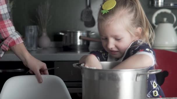 Mama i córka przygotowują ciasto na domowy chleb — Wideo stockowe