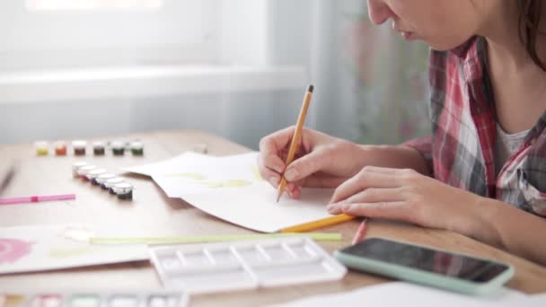 Uma mulher tem uma lição online sobre desenhar em casa em quarentena — Vídeo de Stock